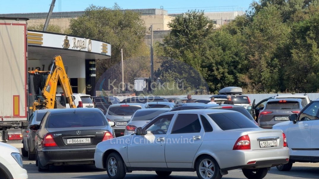 Росіяни масово вишикувалися на заправках після атаки на НПЗ в Орську (фото) фото 1
