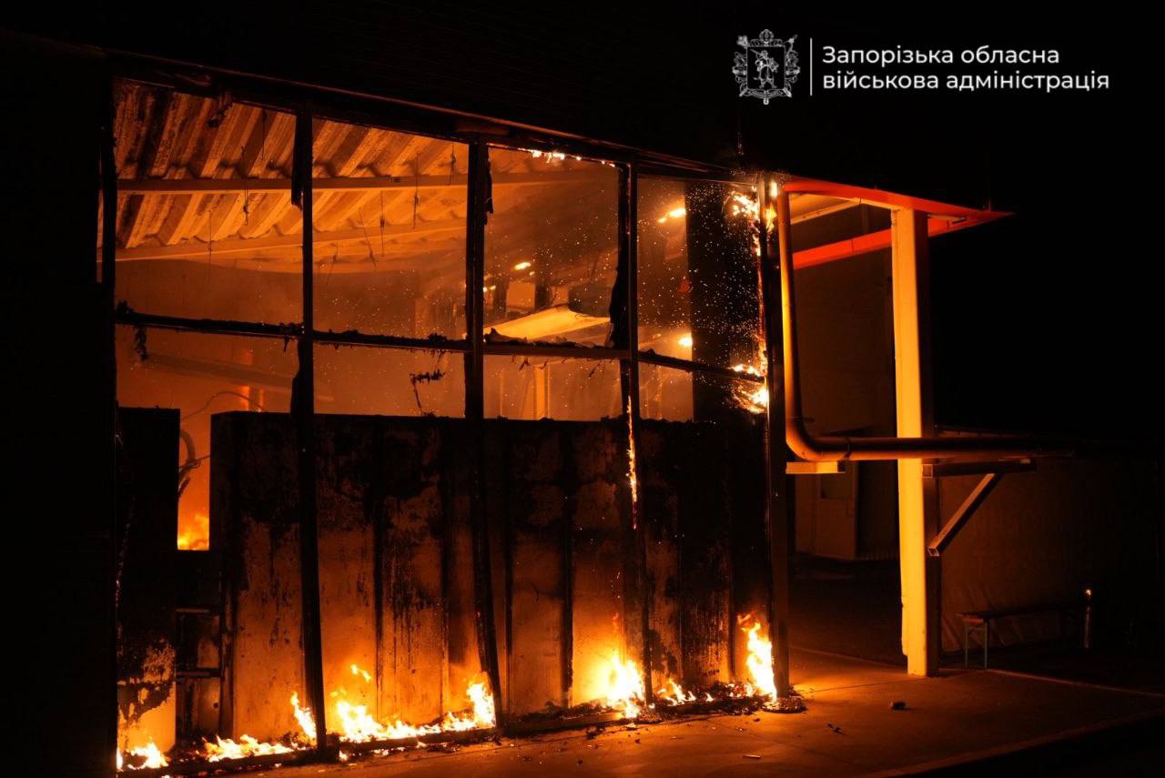 Запоріжжя: рятувальники показали наслідки удару по «Епіцентру» (фото, відео) фото 1