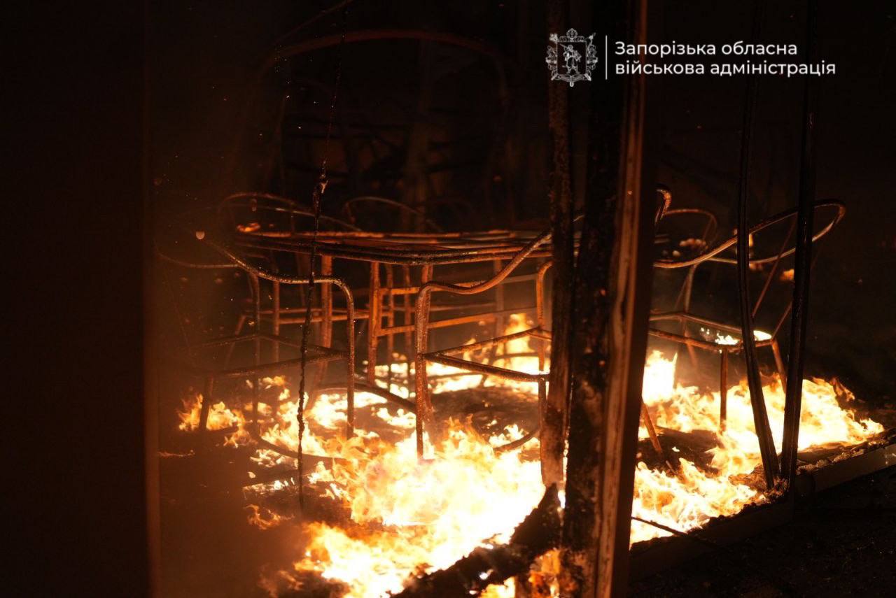 Запоріжжя: рятувальники показали наслідки удару по «Епіцентру» (фото, відео) фото 2
