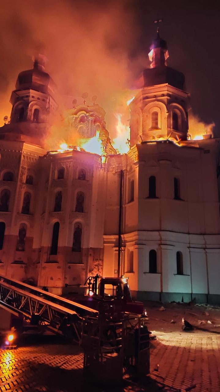 Митрополит Епіфаній закликав до молитви через пожежу в Успенському соборі Печерської лаври внаслідок удару РФ фото 2