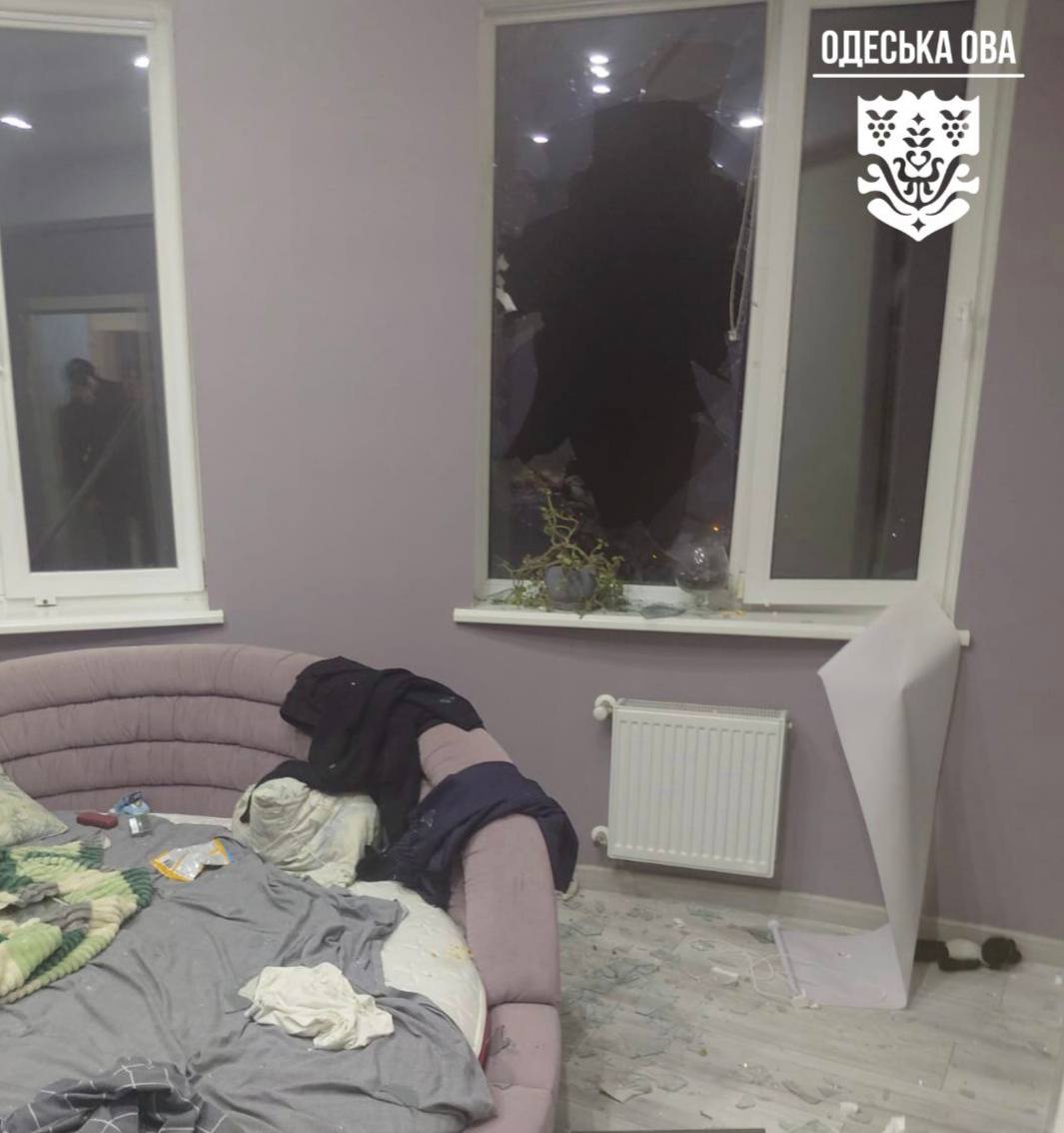 В Одесі в житлову багатоповерхівку влетів безпілотник фото 1