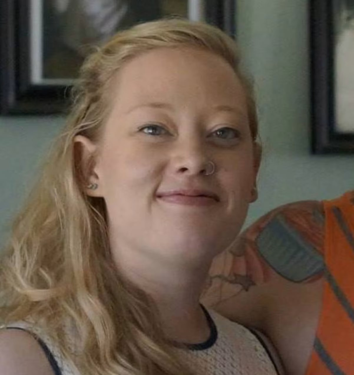 Рене Ніколь Гуд, яку в середу застрелив агент ICE в Міннеаполісі, позує на цьому сімейному фото, опублікованому в 2017 році на сторінці її матері у Facebook