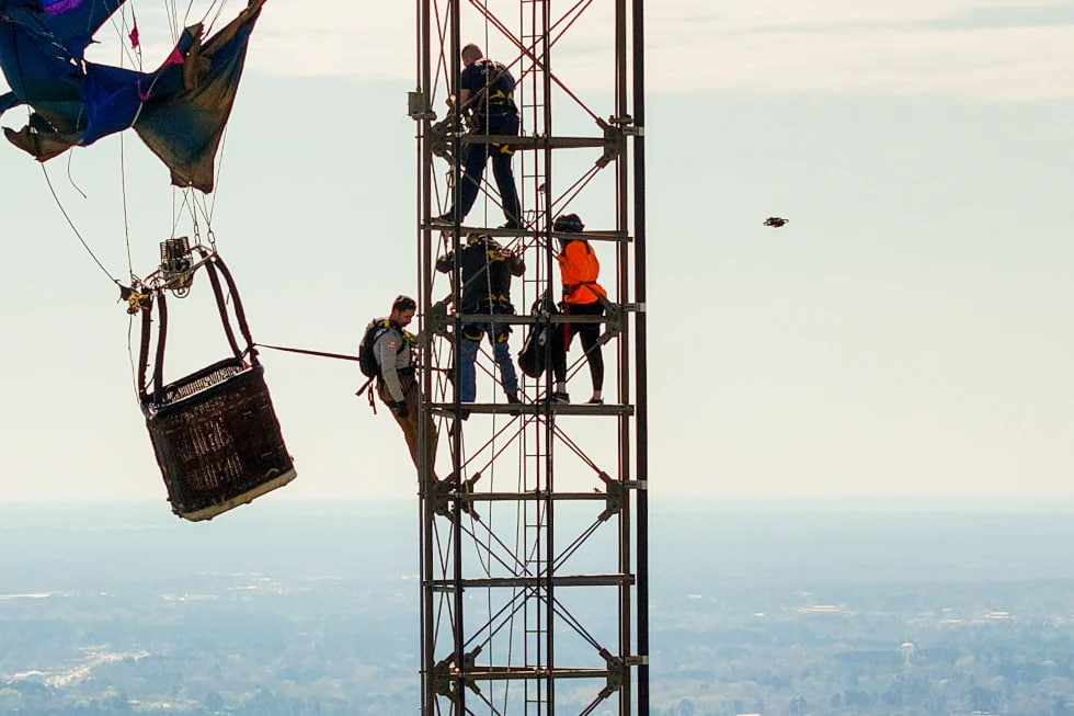 У США люди застрягли на повітряній кулі на висоті майже 300 метрів фото 4