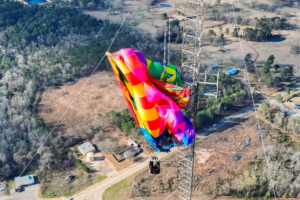 У США люди застрягли на повітряній кулі на висоті майже 300 метрів фото 1