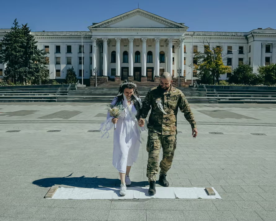 Весілля під загрозою обстрілів: українська пара одружилася на центральній площі Краматорська фото 2