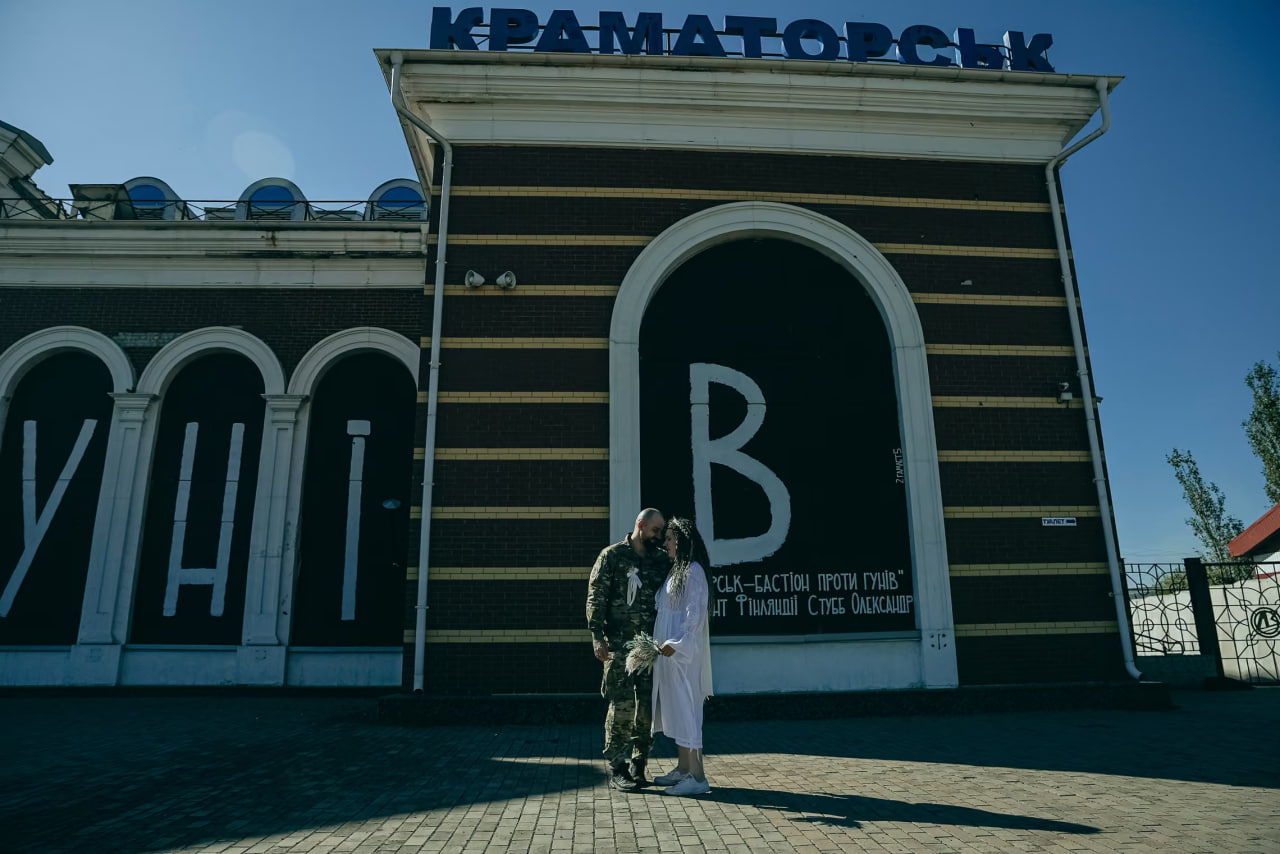 Весілля під загрозою обстрілів: українська пара одружилася на центральній площі Краматорська фото 1