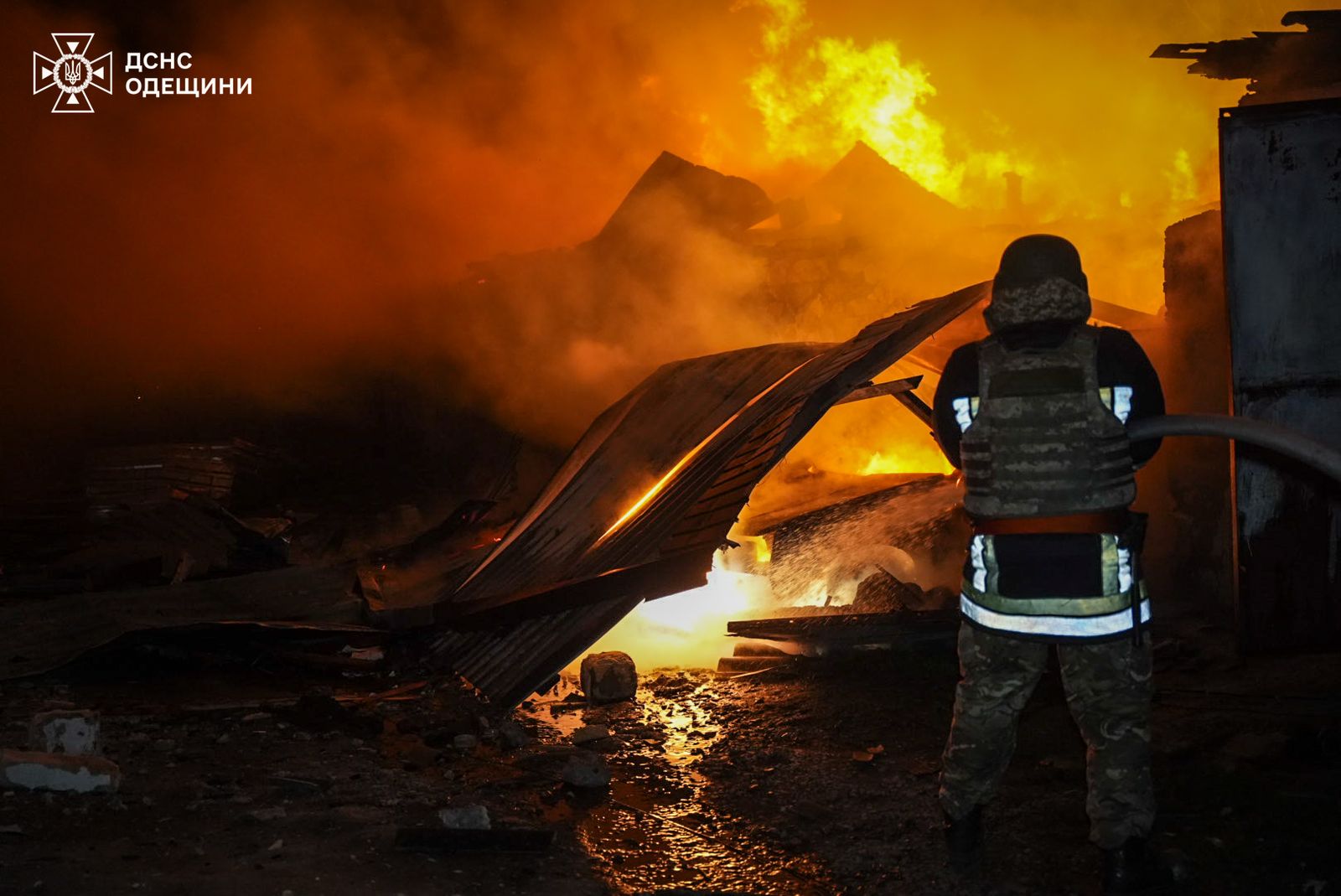 Уночі окупанти атакували Одещину, в регіоні вирували пожежі фото 1