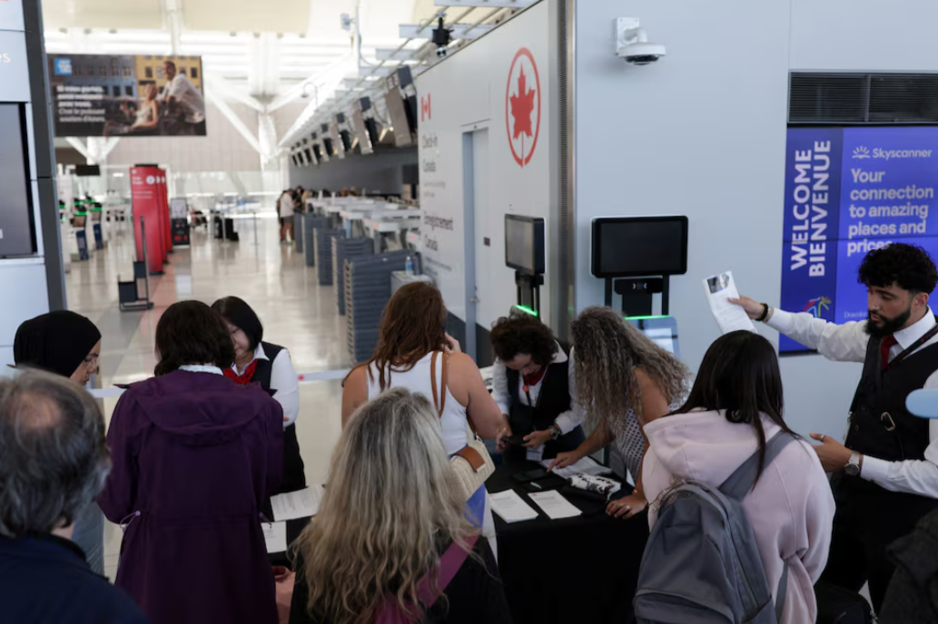 Сотням тисяч пасажирів скасовано рейси: у Канаді триває страйк бортпровідників фото 2