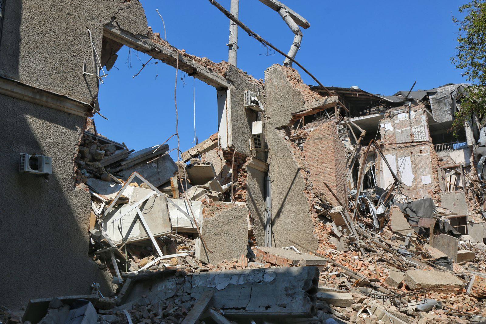 Зруйнована росіянами: фото зсередини Херсонської ОДА після удару фото 2