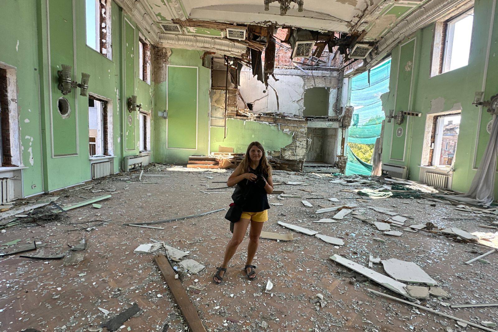 Зруйнована росіянами: фото зсередини Херсонської ОДА після удару фото 3