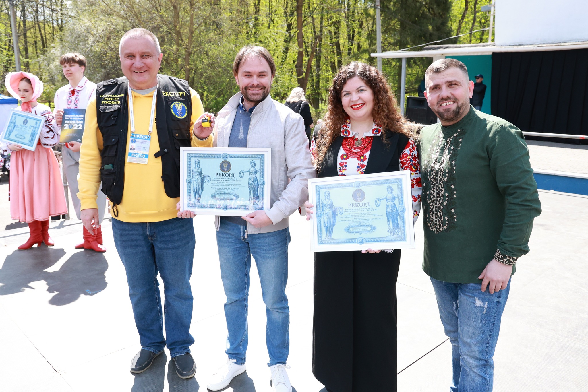 Танцювальний рекорд у Хмельницькому: 888 учасників одночасно виконали подільський «Краков’як» фото 1