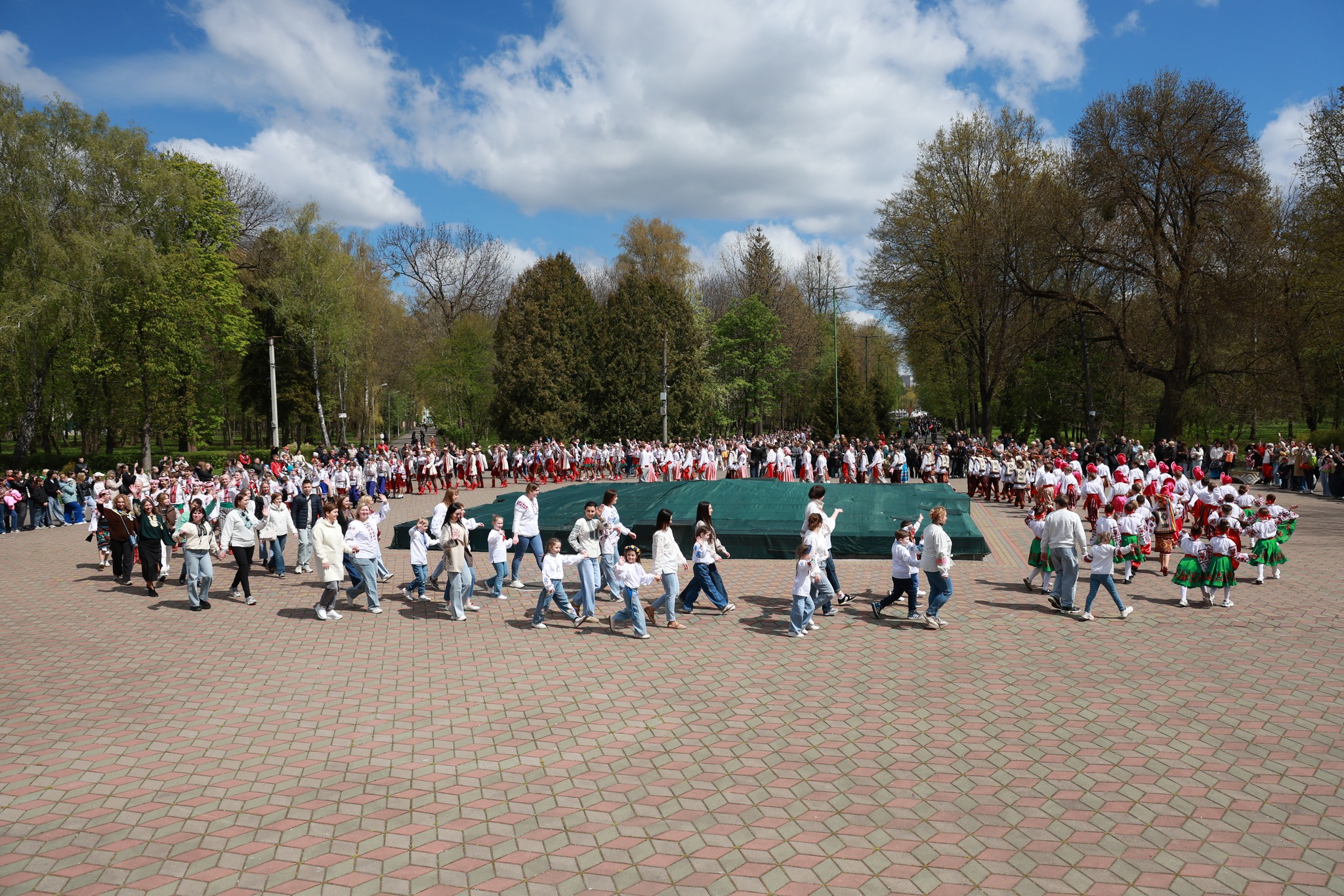 Танцювальний рекорд у Хмельницькому: 888 учасників одночасно виконали подільський «Краков’як» фото 2