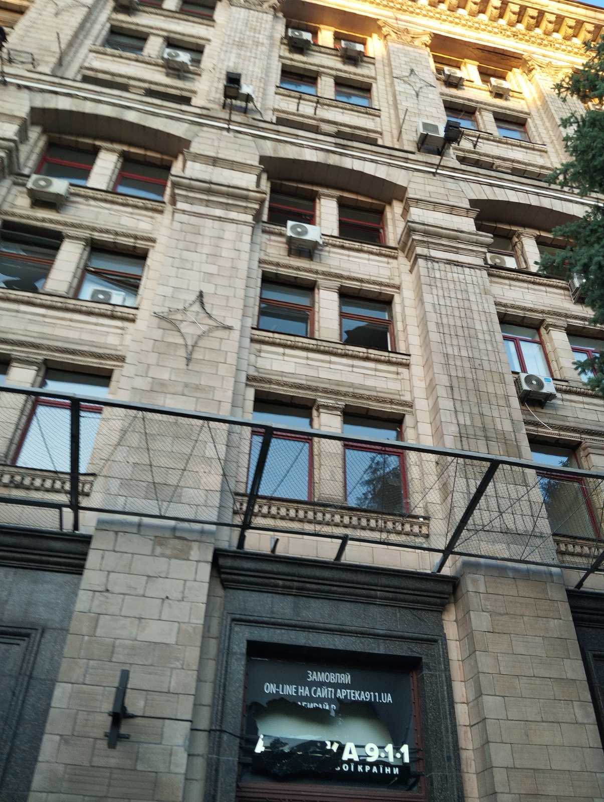 «Буде нагода швидко відновити»: пошкоджено Головпоштамт на Майдані Незалежності фото 1