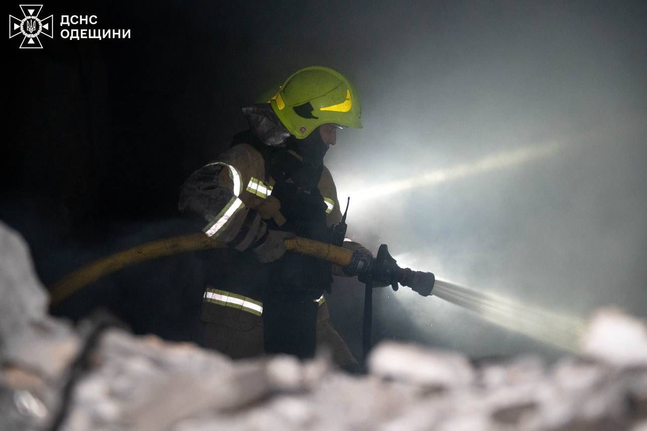 Російський терор: рятувальники ліквідували масштабну пожежу в Одесі фото 1