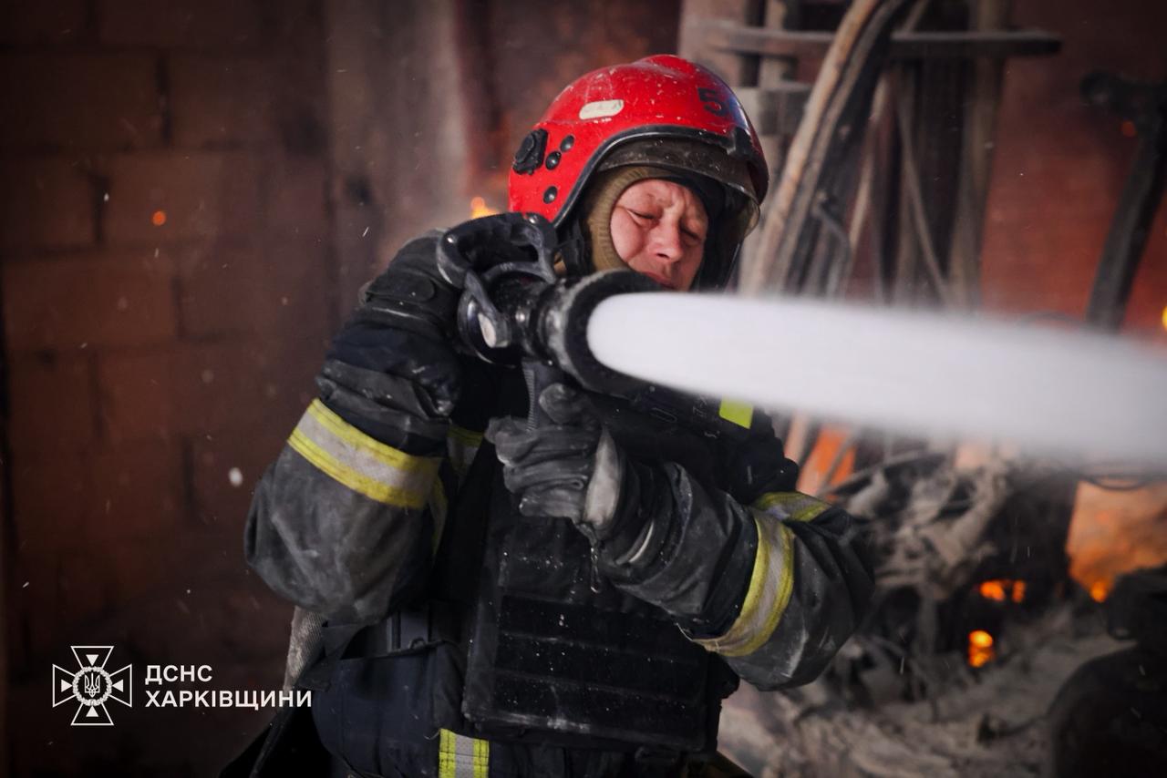 Рятувальники показали наслідки атаки безпілотників: загинула одна людина, є постраждалі фото 1