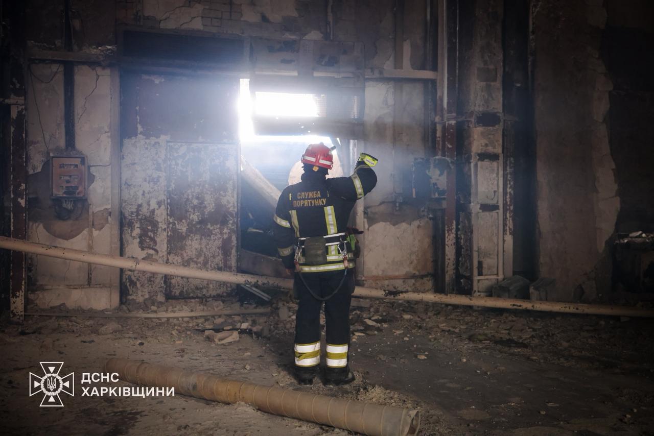 Рятувальники показали наслідки атаки безпілотників: загинула одна людина, є постраждалі фото 3