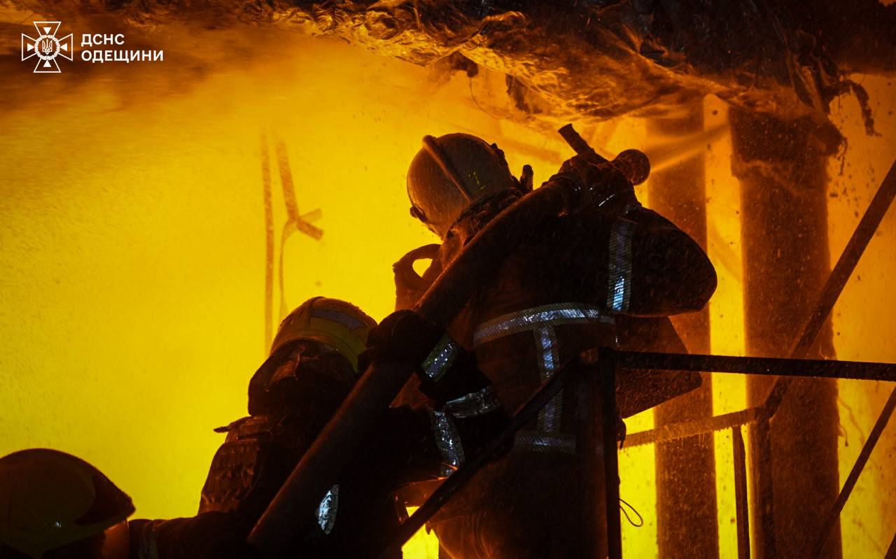 Атака на Одещину: ворожі дрони спричинили масштабні пожежі на об'єктах інфраструктури фото 1