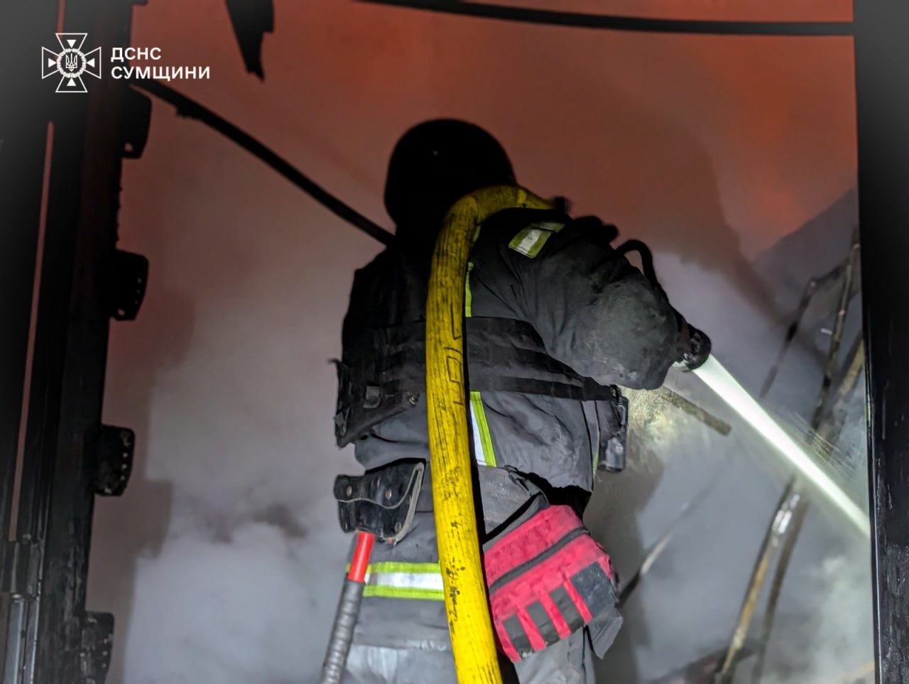 Масштабна пожежа на Сумщині: російські дрони атакували цивільний об’єкт фото 1