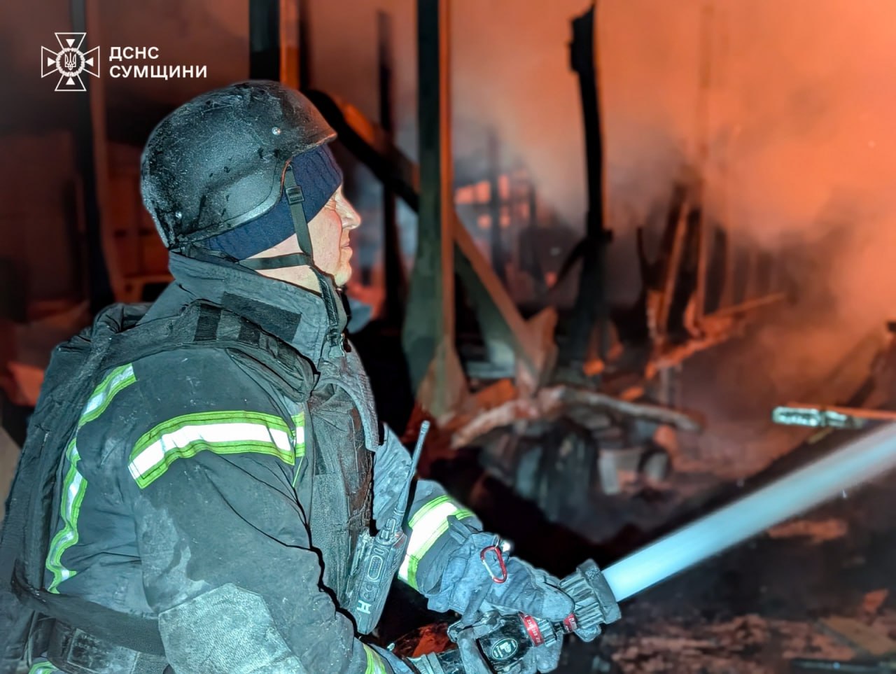 Масштабна пожежа на Сумщині: російські дрони атакували цивільний об’єкт фото 2