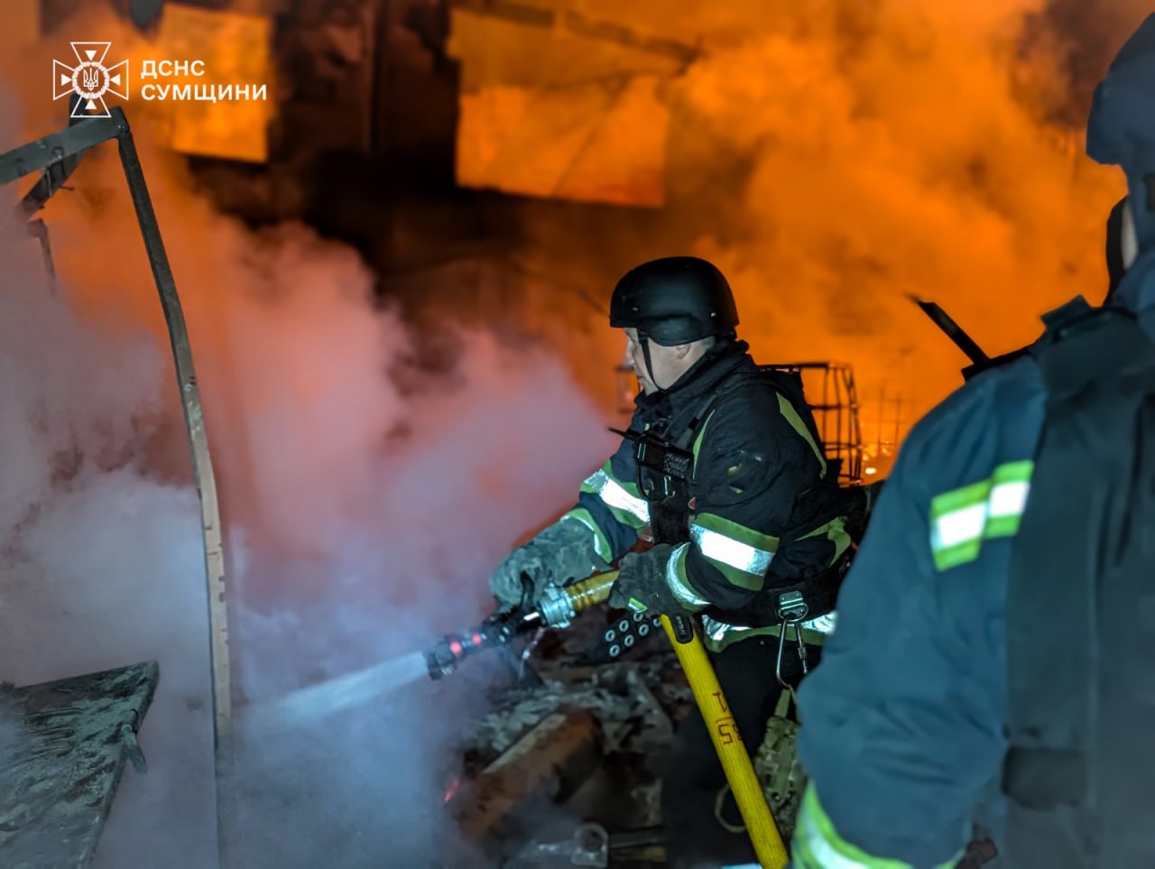 Масштабна пожежа на Сумщині: російські дрони атакували цивільний об’єкт фото 3