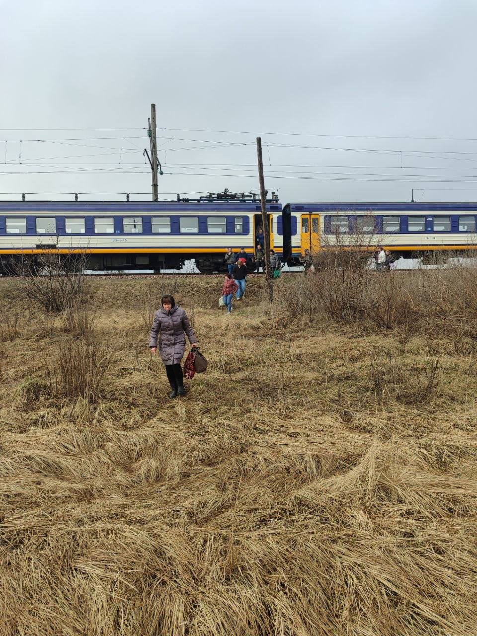 «Укрзалізниця» ввела екстрені протоколи: поїзди зупиняють у полі для евакуації пасажирів через зміну тактики РФ фото 3