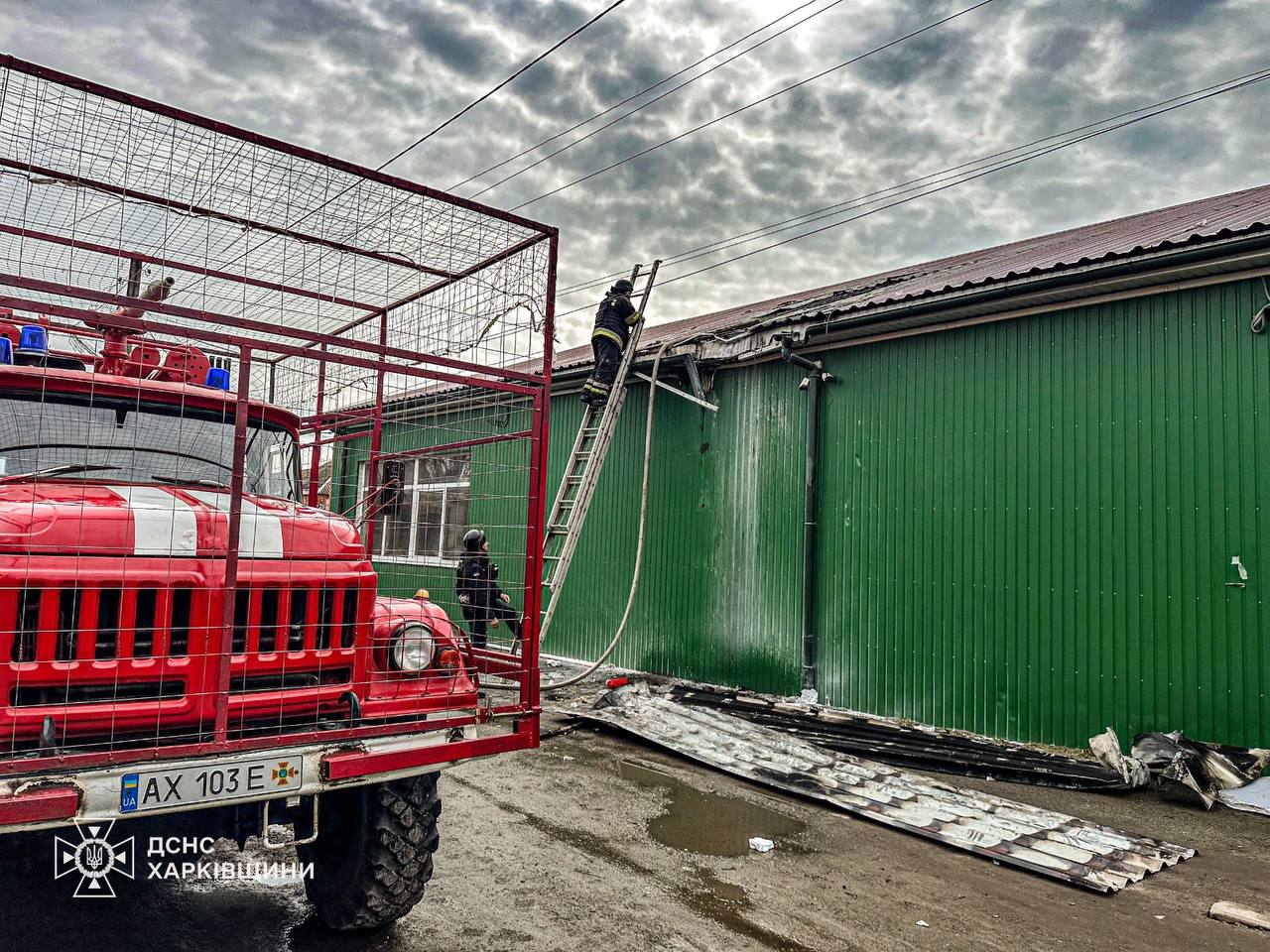 Удар на Великдень: окупанти атакували магазин на Харківщині, є постраждалі фото 2