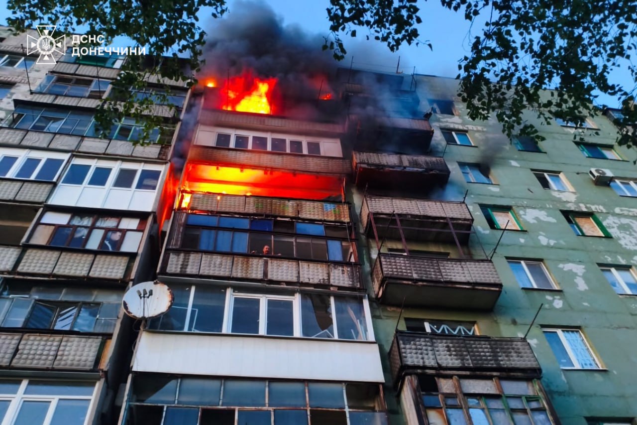 Обстріли на Сході та Півдні: рятувальники ліквідували масштабні пожежі після атак РФ фото 1