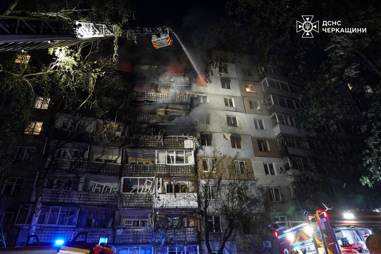 Нічний удар по Черкасах: російський дрон підпалив багатоповерхівку фото 2
