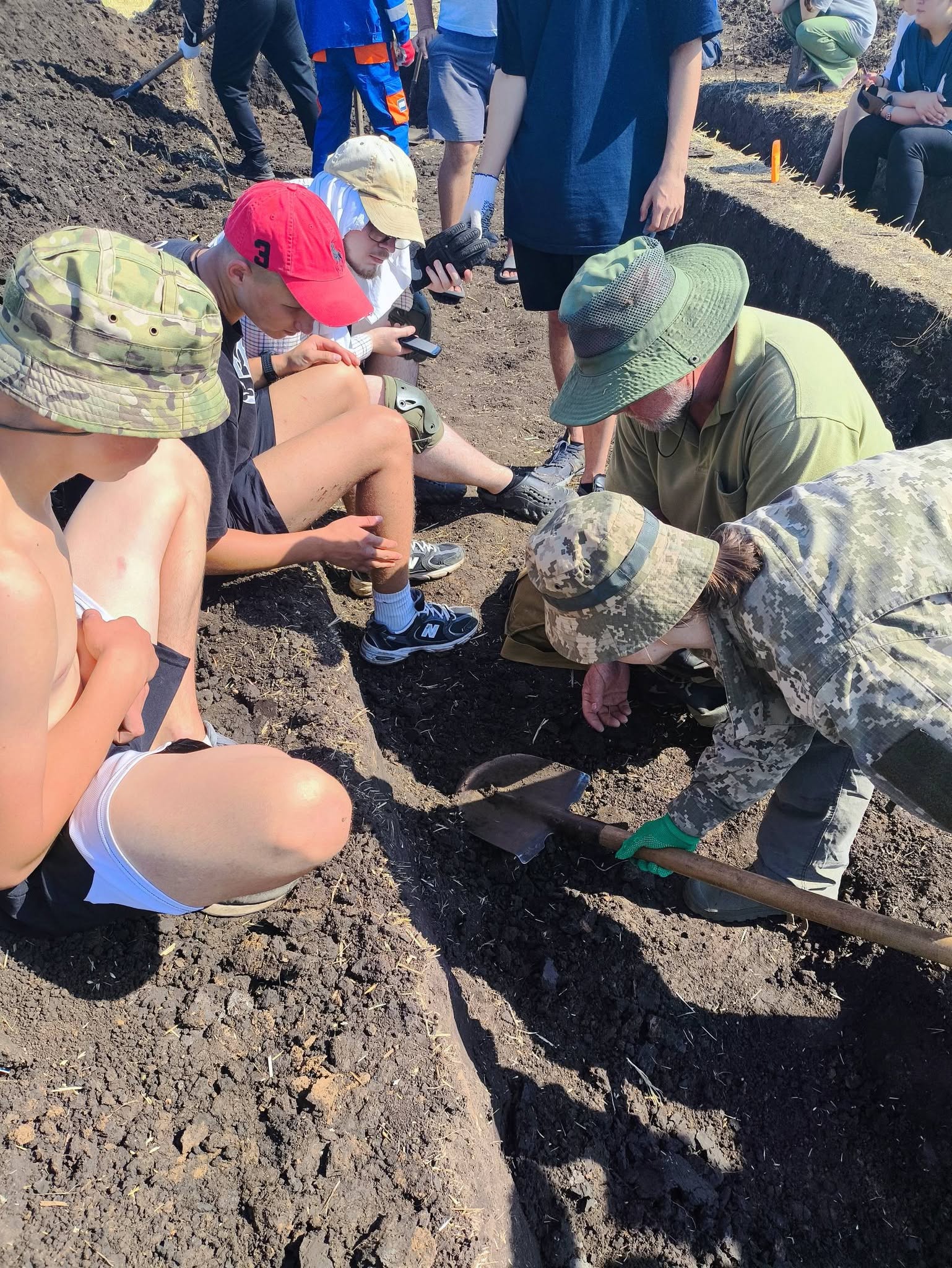 Археологічна сенсація: на Хмельниччині знайдено прикрасу, що змінює історію скіфів фото 1