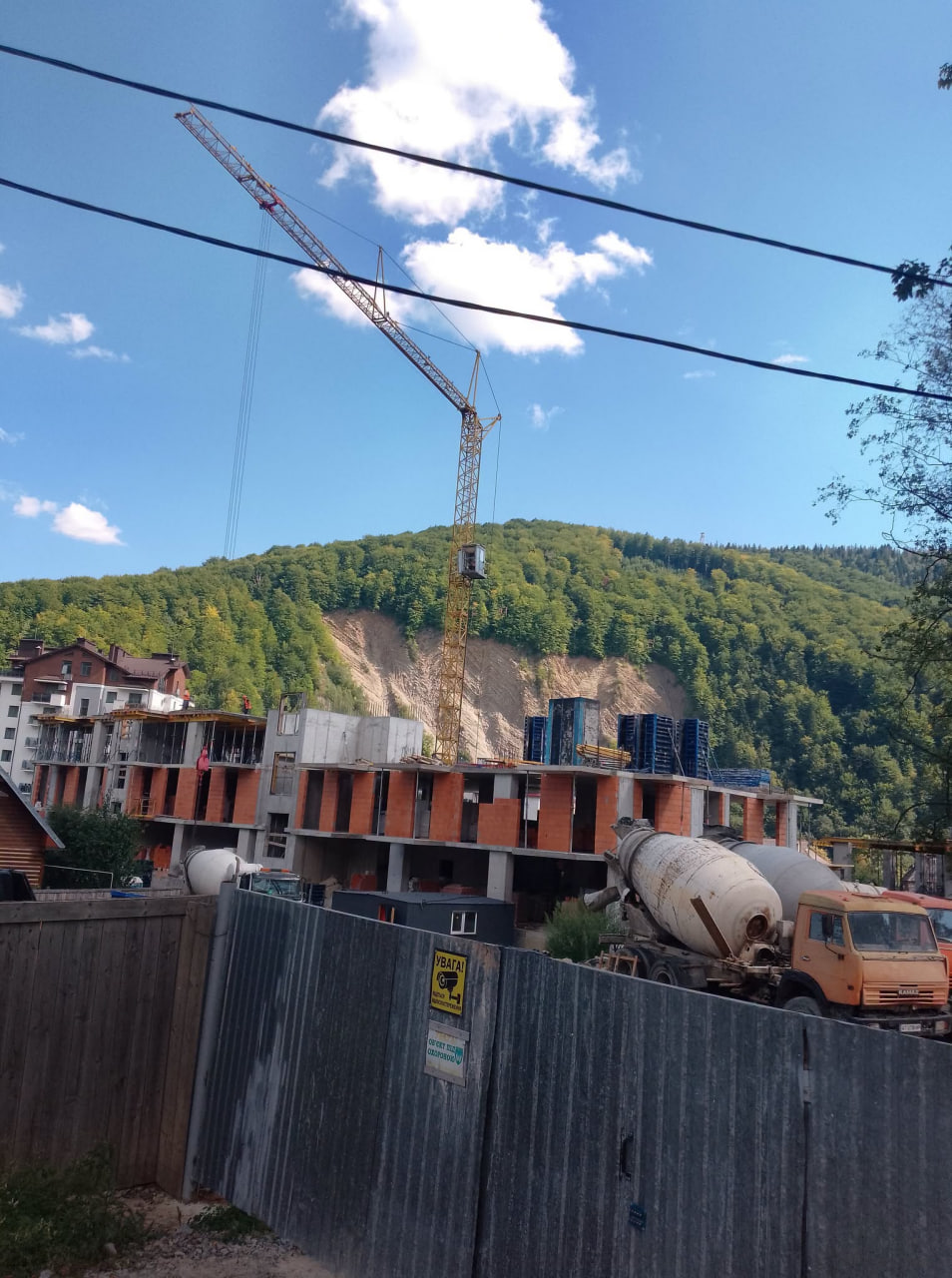 Забудова в Яремчі частково закриває краєвид на гори. 