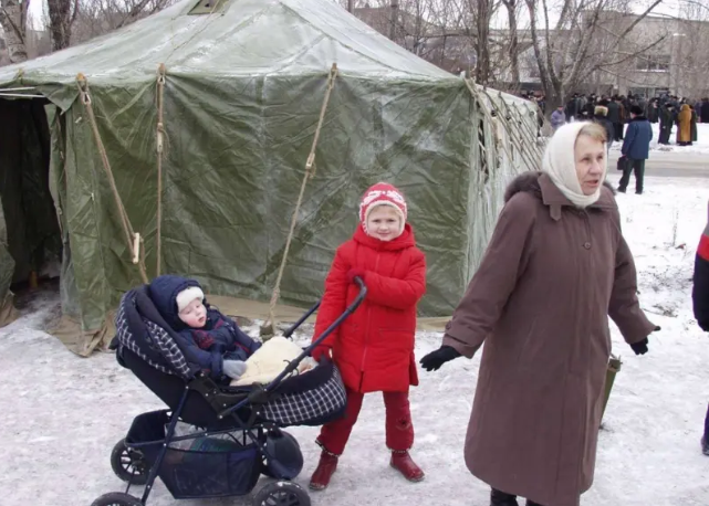 Січень 2006 року. Мешканці Алчевська біля військового намету, де були грубка-буржуйка, гарячий чай та їжа з армійської кухні