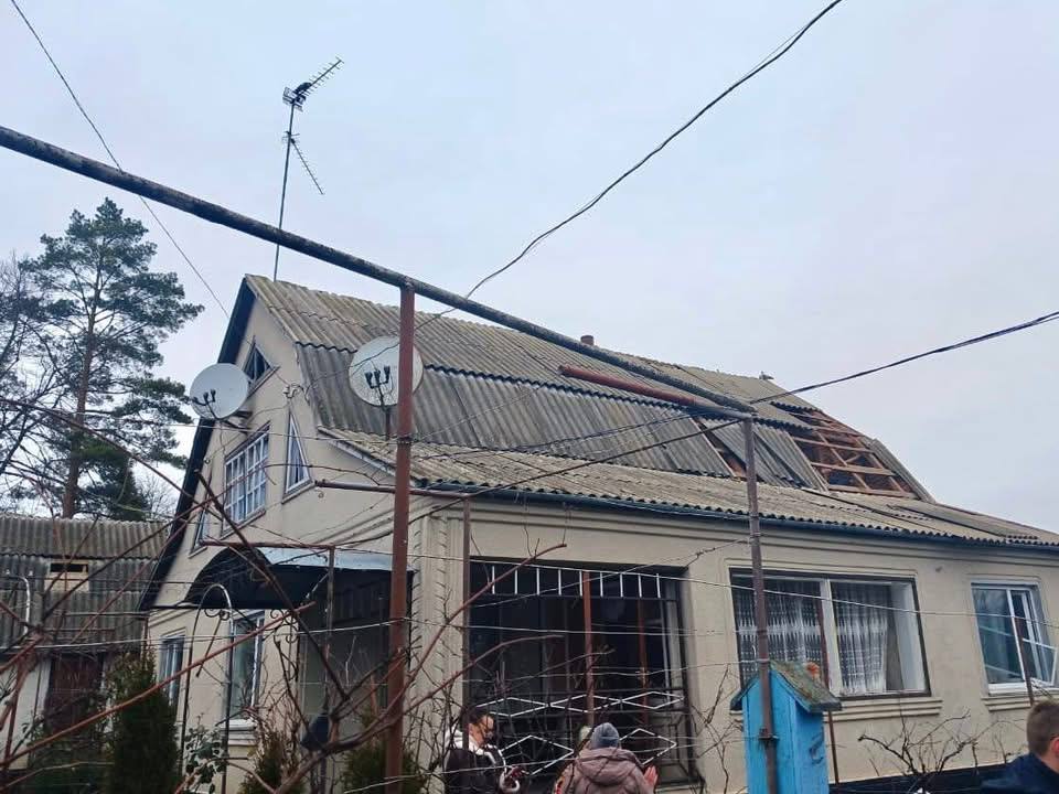 Вибиті вікна та пошкоджені дахи: наслідки обстрілів на Вінниччині