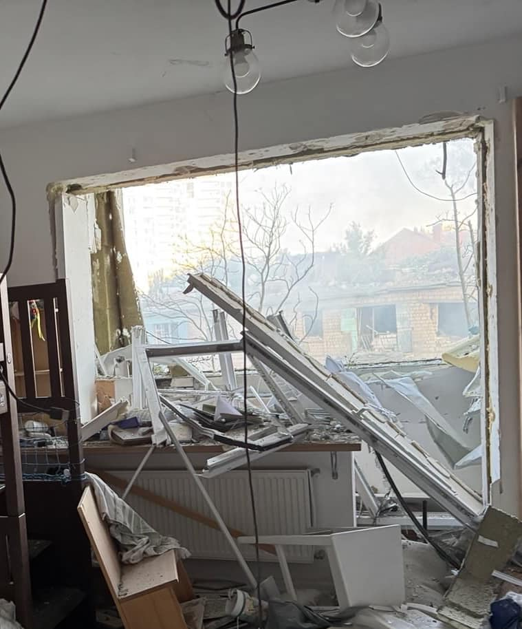 Зрйнована квартира Олеги і Тараса Тополь