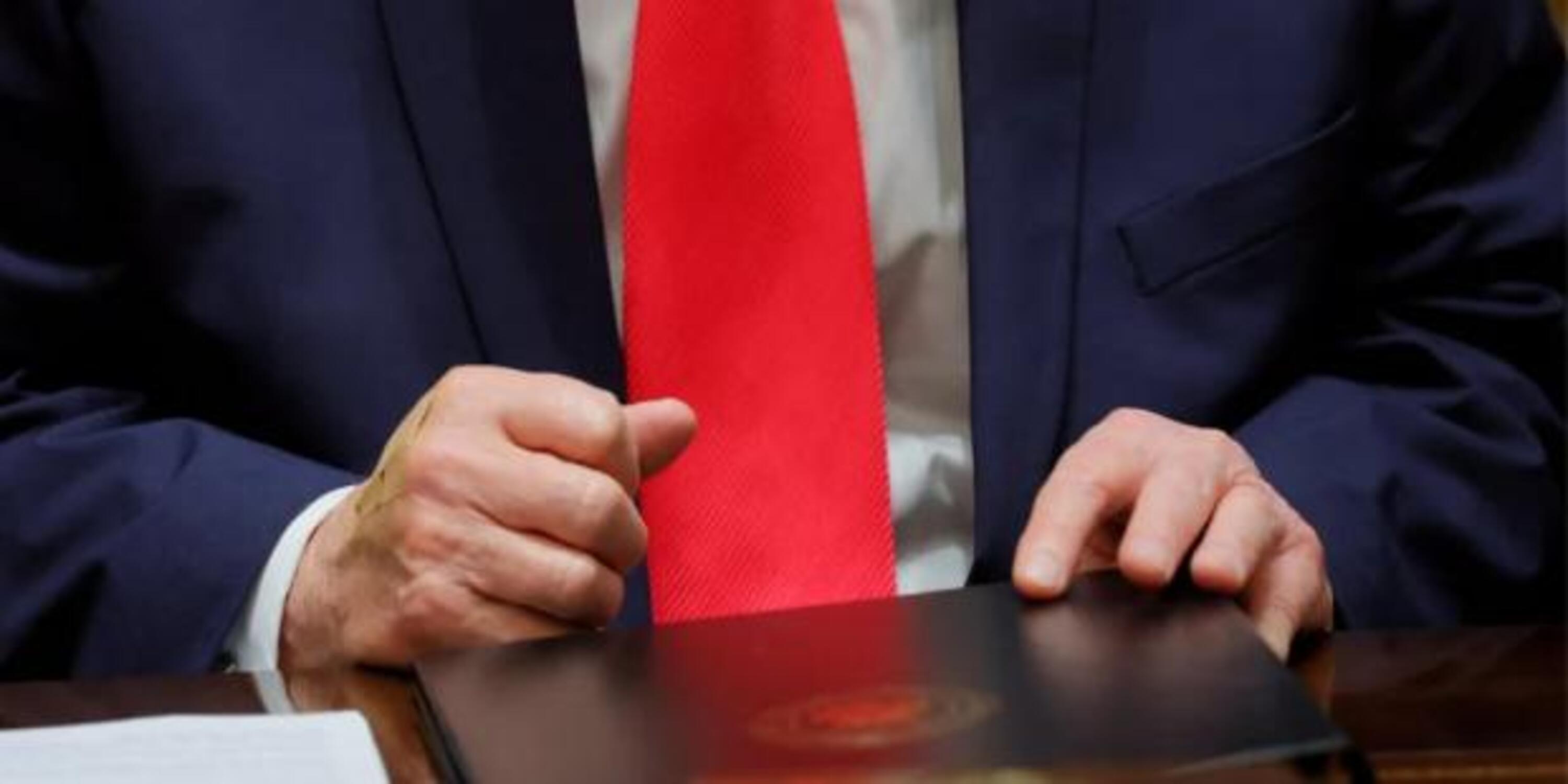 Президент США носить пластирі на руках через постійні рукостискання