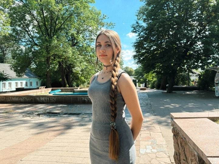 14-річна дівчина встановлює рекорди з волоссям довжиною понад 100 см
