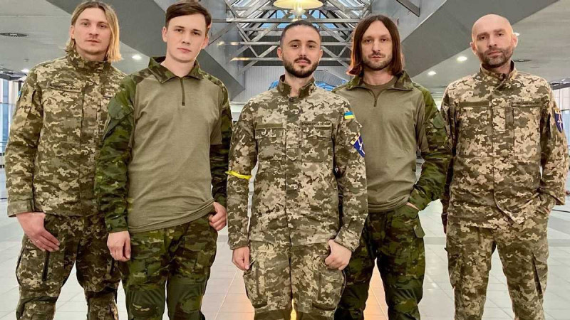 Дікусар, Агапітова, Хливнюк. Хто з українських зірок долучився до ЗСУ фото 24