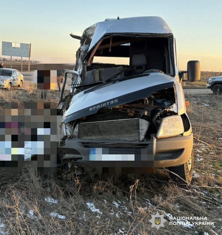 На трасі «Олександрівка – Кропивницький – Миколаїв» сталася ДТП з мікроавтобусом та легковим авто