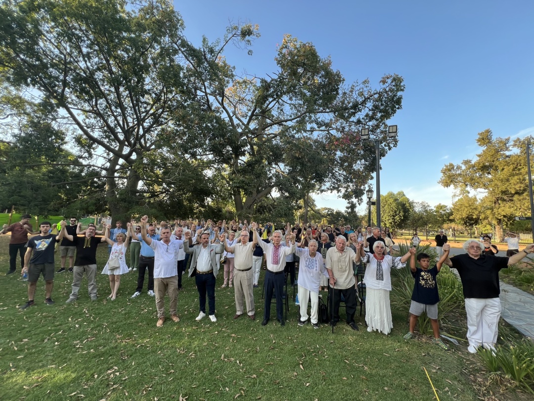 Учасники заходу створили «Ланцюг єдності», взявшись за руки