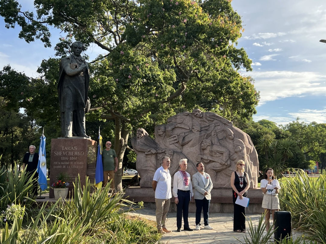 В Аргентині захід до Дня Соборності України провели біля пам’ятника Шевченка
