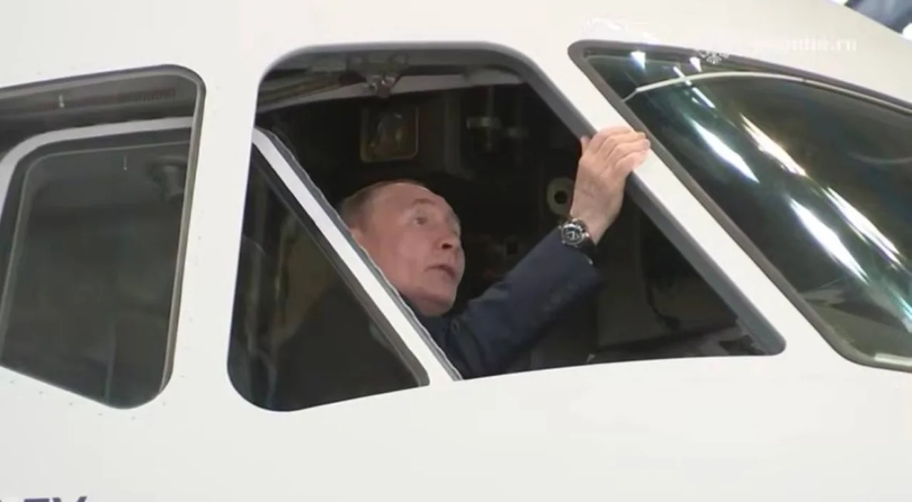 «Путін впав у дитинство?» Диктатор пестив літак з дивним виразом обличчя (фото)