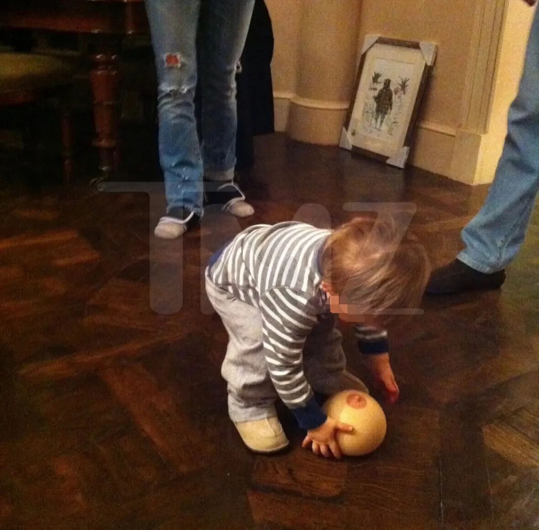 Файли Епштейна: з'явилися шокуючі фото Принца Ендрю з маленьким хлопчиком