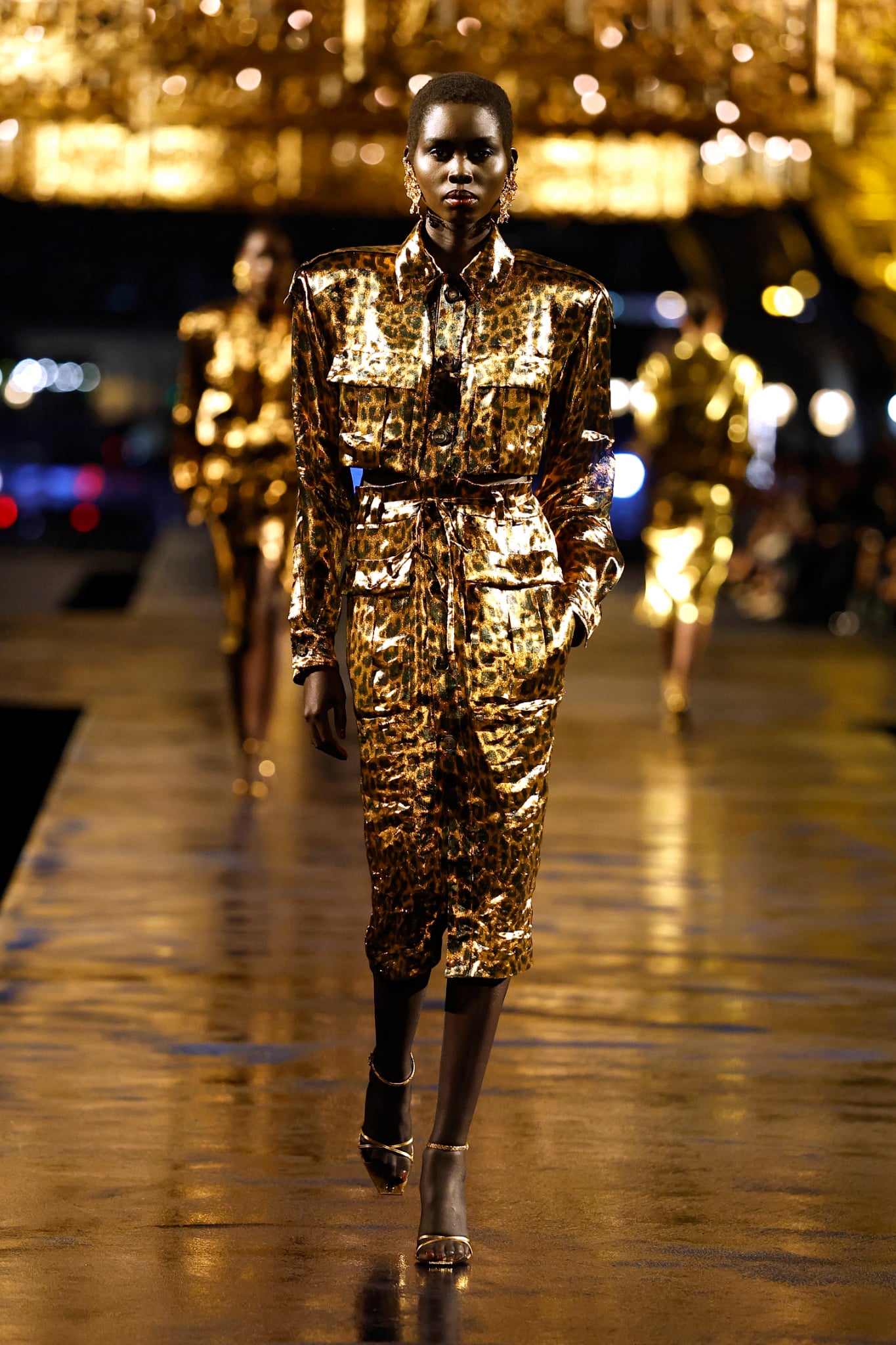 Золотий костюм із колекції Yves Saint Laurent із леопардовим принтом