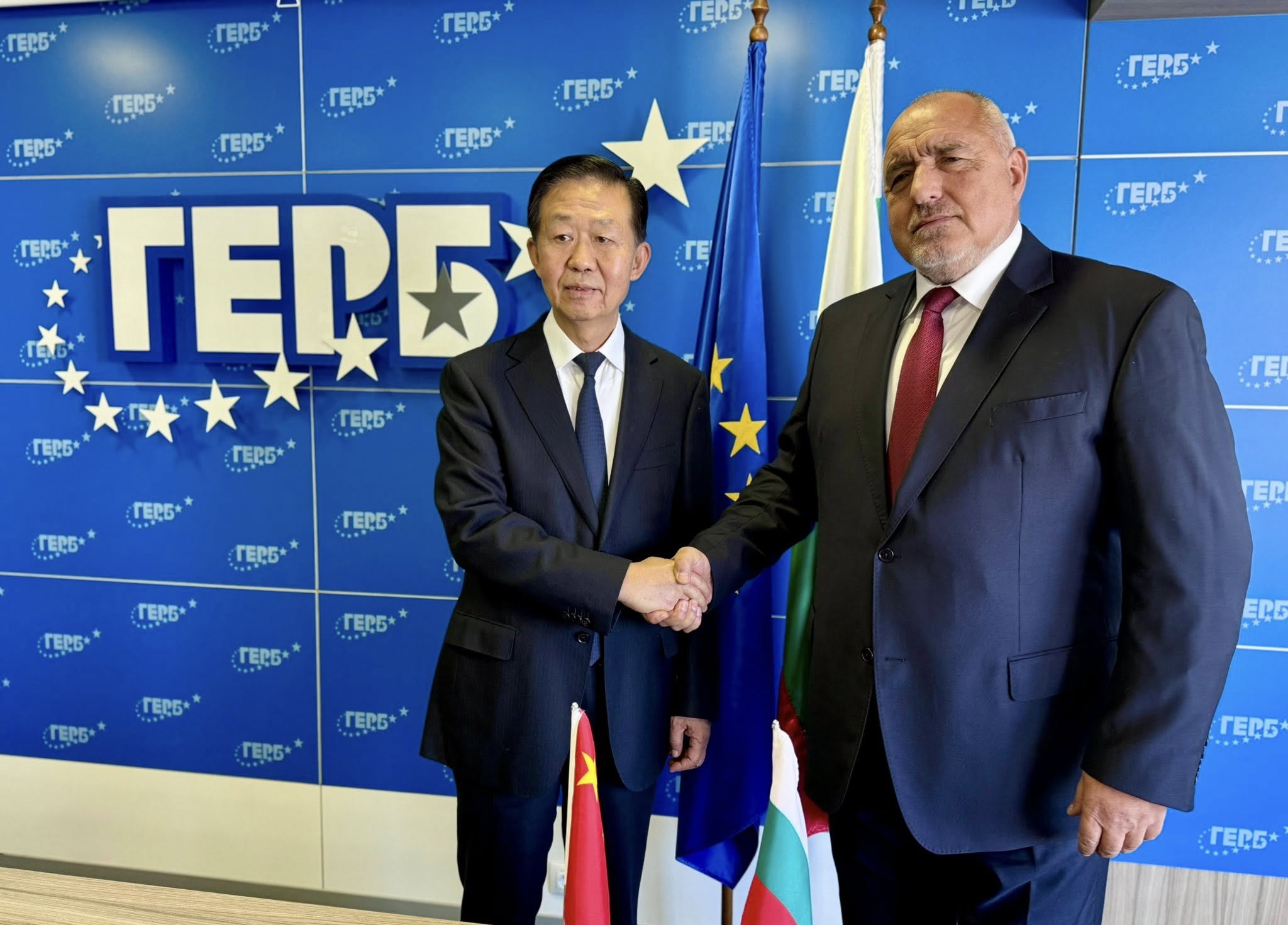 Болгарська владна партія ГЕРБ прибрала український прапор з офісу на «пряме прохання» китайської делегації.