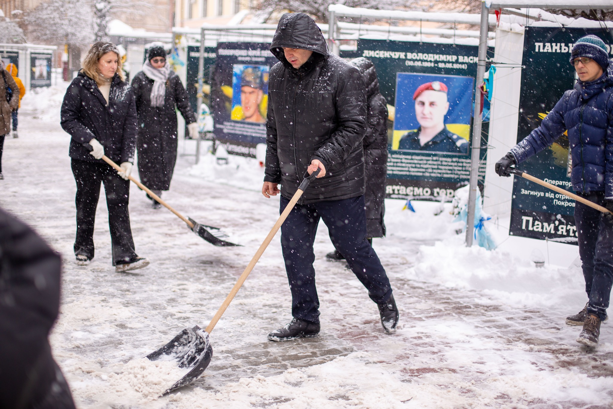 Мер Івано-Франківська та депутати вийшли прибирати сніг у місті