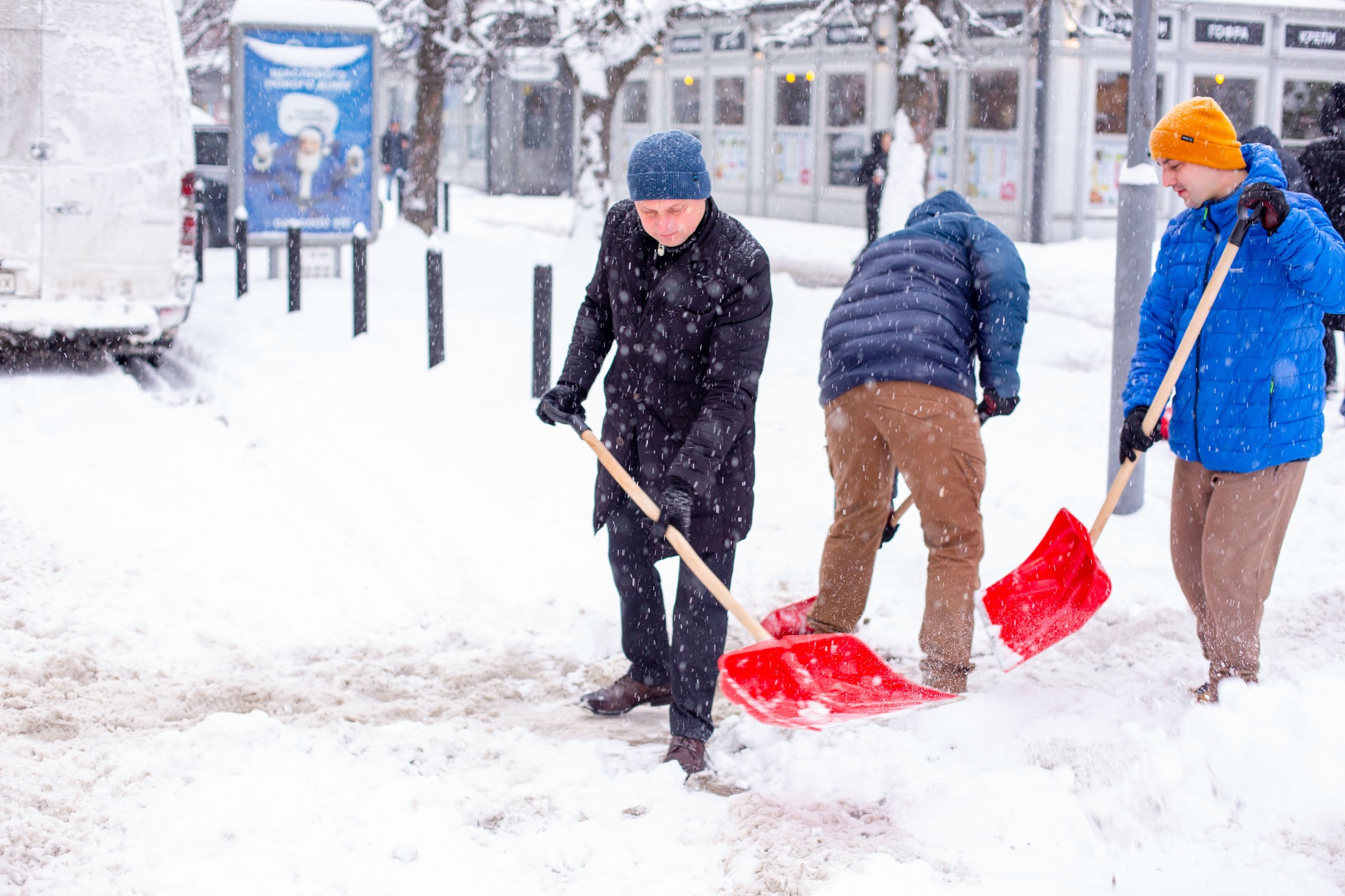 Мер Івано-Франківська та депутати вийшли прибирати сніг у місті