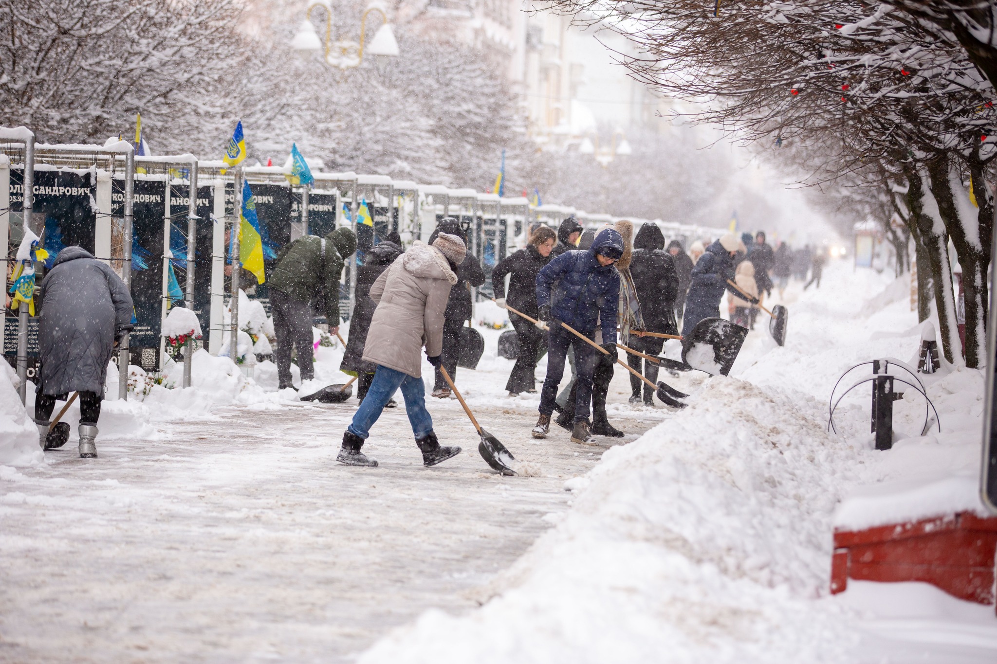 Депутати Івано-Франківська з лопатами вийшли прибирати сніг у місті