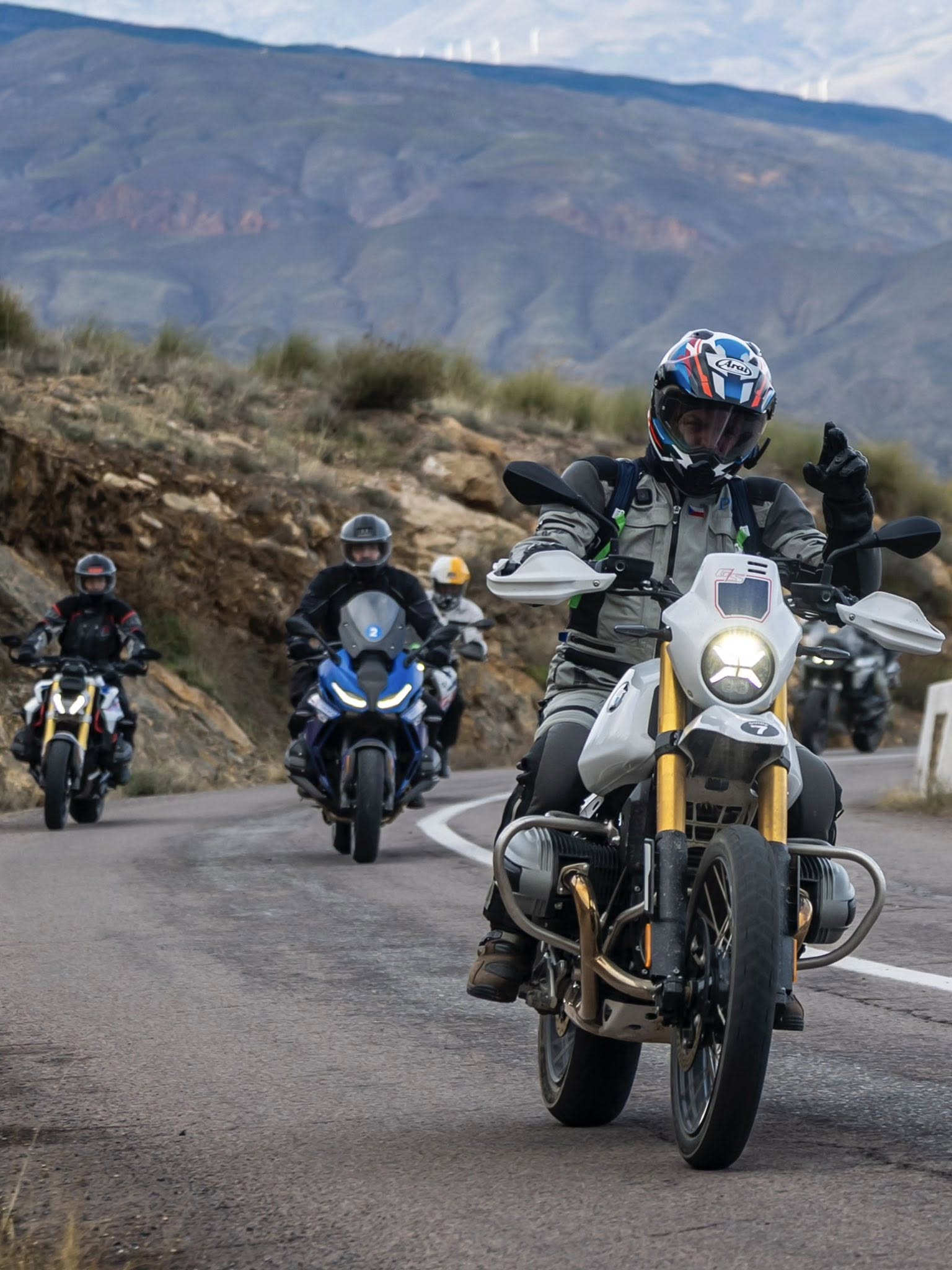 Петр Павел живе з групою байкерів у пансіонаті та взагалі не зупинявся на узбережжі
