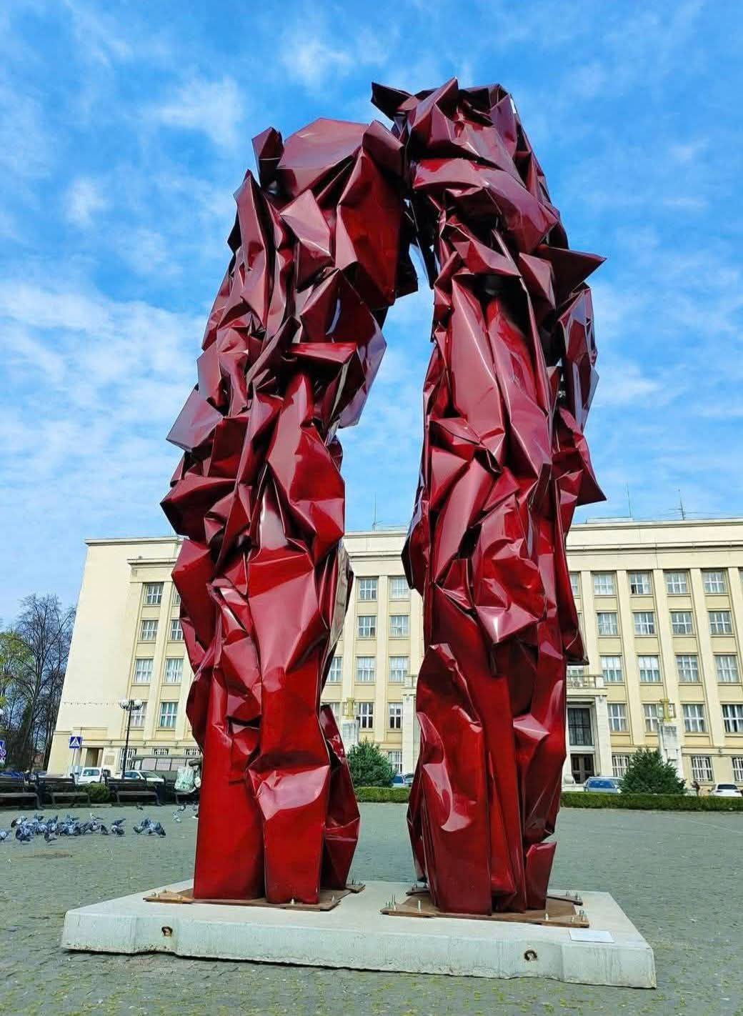 Мешканці Ужгорода сперечаються через криваву інсталяцію (фото) фото 1