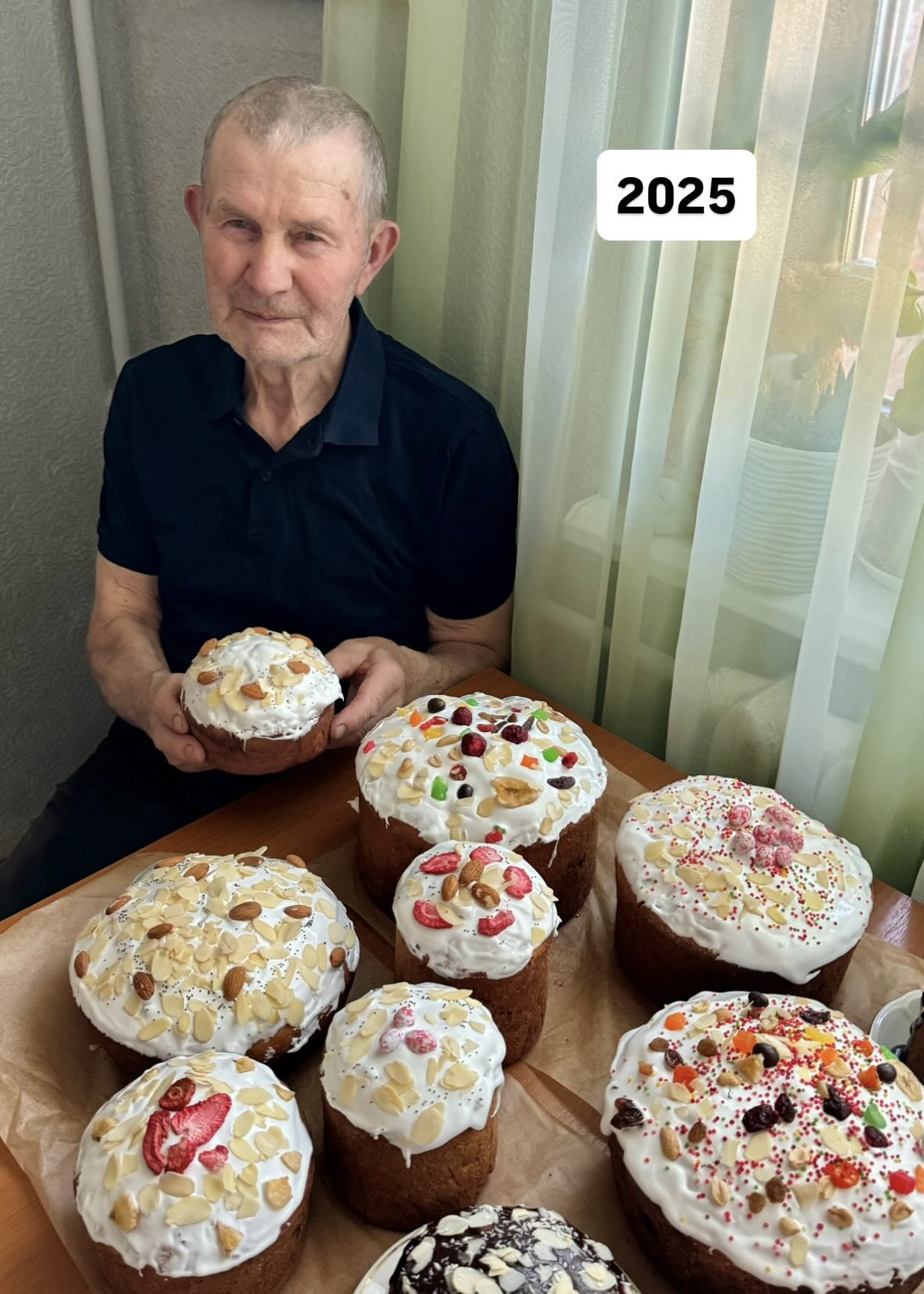 Анатолій Дехтяренко демонструє свої паски у 2025 році