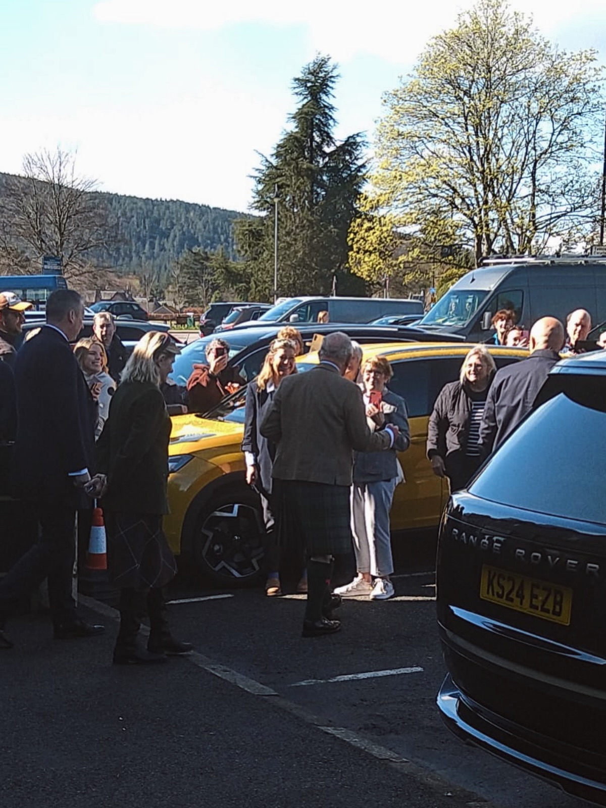 Король Чарльз показався у сільському магазині алкоголю в Шотландії